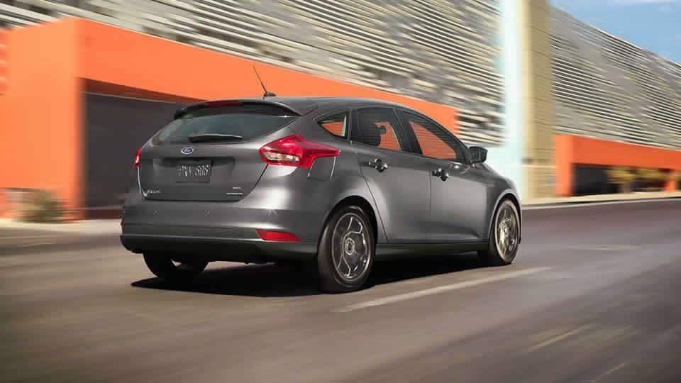maclin-ford-focus-perfect-family-sedan-road.jpg